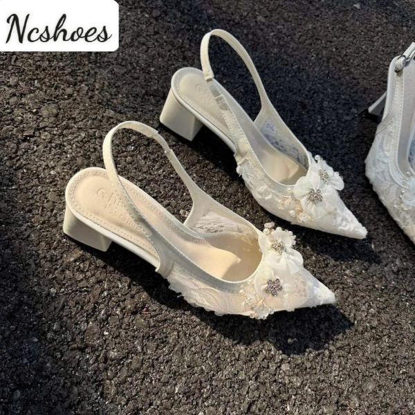 Việc lựa chọn giày cao gót phù hợp không chỉ dựa trên thẩm mỹ mà còn cần xem xét yếu tố thoải mái, an toàn và khả năng phù hợp với loại áo dài mà bạn dự định mặc. (Ảnh 4)