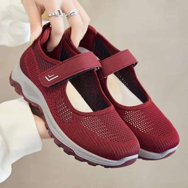 Trong số các lựa chọn trên thị trường, Giày Đi Bộ Nữ YYFASHION đã được thiết kế đặc biệt cho phụ nữ trung niên, đáp ứng các tiêu chí quan trọng đã nêu. (Ảnh 4)