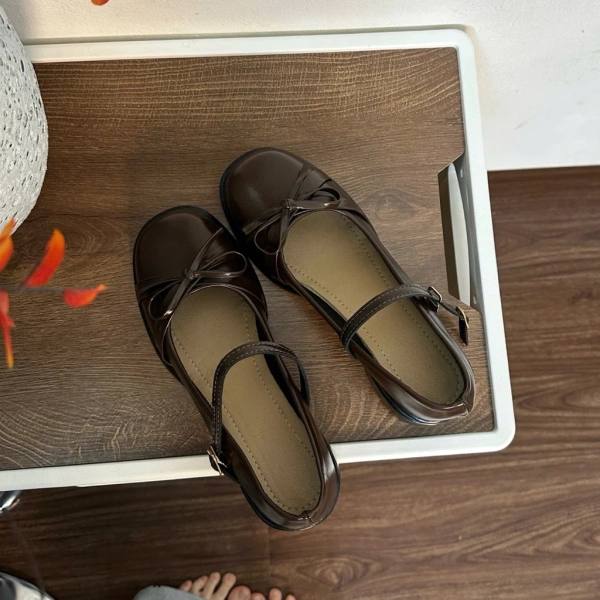 Giày oxford nữ mang lại cảm giác nhẹ như lụa, nhưng khi phải đứng suốt cả ngày thì giới hạn không ngờ bộc lộ. - Ảnh 2
