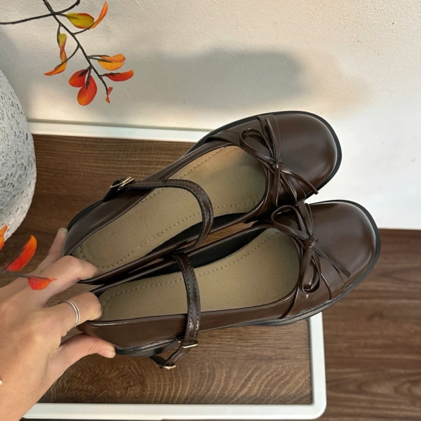Giày oxford nữ mang lại cảm giác nhẹ như lụa, nhưng khi phải đứng suốt cả ngày thì giới hạn không ngờ bộc lộ. - Ảnh 4