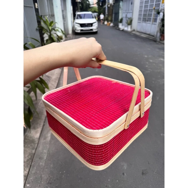 Đối với người đang tìm kiếm một giải pháp gói quà vừa đẹp vừa bền, giỏ đựng quà Tết 2 quai, kích thước 25x25 cm mang đến một lựa chọn thực tế. (Ảnh 5)