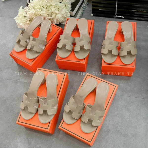 Với guốc được thiết kế để vừa phong cách, vừa thoải mái, người dùng có thể thay thế cả bốt và sneaker trong những hoàn cảnh không đòi hỏi bảo hộ chân đặc biệt, đồng thời vẫn duy trì vẻ ngoài tinh tế. (Ảnh 5)