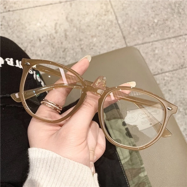 Đối với người đeo kính, màu sắc tự nhiên không chỉ là vấn đề thẩm mỹ mà còn ảnh hưởng đến cảm nhận thị giác. (Ảnh 2)