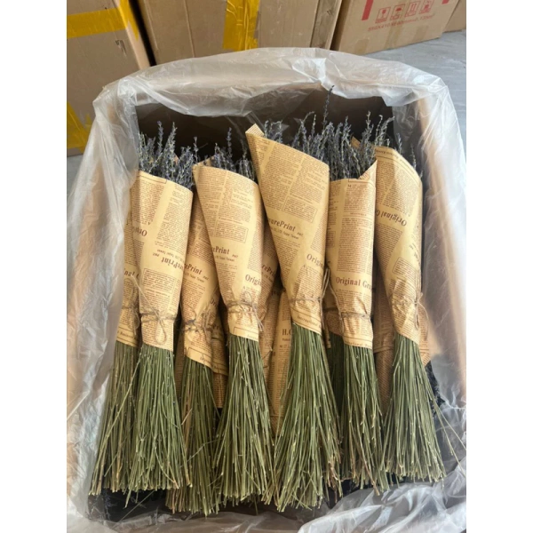 Trong thị trường hiện nay, bó hoa khô oải hương khoảng 100 bông được bán với mức giá hợp lý. (Ảnh 3) Trong thị trường hiện nay, bó hoa khô oải hương khoảng 100 bông được bán với mức giá hợp lý. (Ảnh 3)