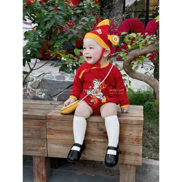 Trong xu hướng thời trang trẻ em hiện nay, các họa tiết may mắn như Thần Tài, Lộc Phúc được các nhà thiết kế đưa vào mẫu mã để vừa thu hút thị hiếu phụ huynh vừa tạo điểm nhấn chụp ảnh lễ hội. (Ảnh 4)