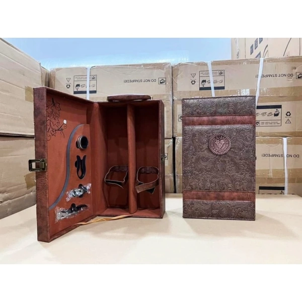 Được chế tạo từ 100% da PU bên ngoài và lớp nỉ mềm ở bên trong, hộp này không chỉ đẹp mà còn thích hợp với hầu hết các chai rượu 750ml. (Ảnh 4)