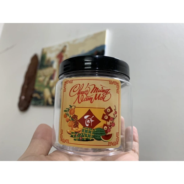 Hộp quà Tết được dán tem đa dạng thường bỏ qua chi tiết này, nhưng chính nó lại tạo ấn tượng sâu sắc hơn cả món quà. - Ảnh 1
