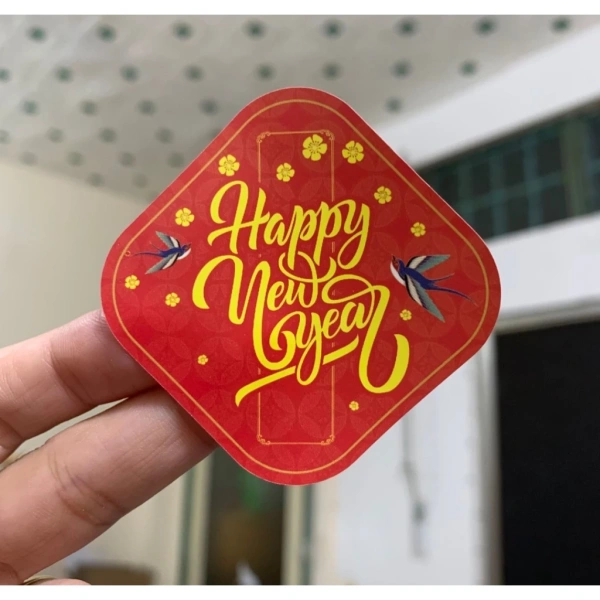 Nhờ lớp mực in bền màu và sắc nét cùng lớp màng bóng chống thấm nước, chống tia cực tím của Sét 50 tem dán hộp Tết, việc dán không chỉ dễ dàng mà còn bền lâu ngay cả trong điều kiện thời tiết ẩm ướt. (Ảnh 4)
