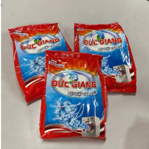 Trong số những lựa chọn hiện nay, Bột Giặt Đức Giang Siêu Sạch nổi bật vì khả năng lưu hương mạnh mẽ cùng hiệu suất tẩy rửa cao. (Ảnh 4)
