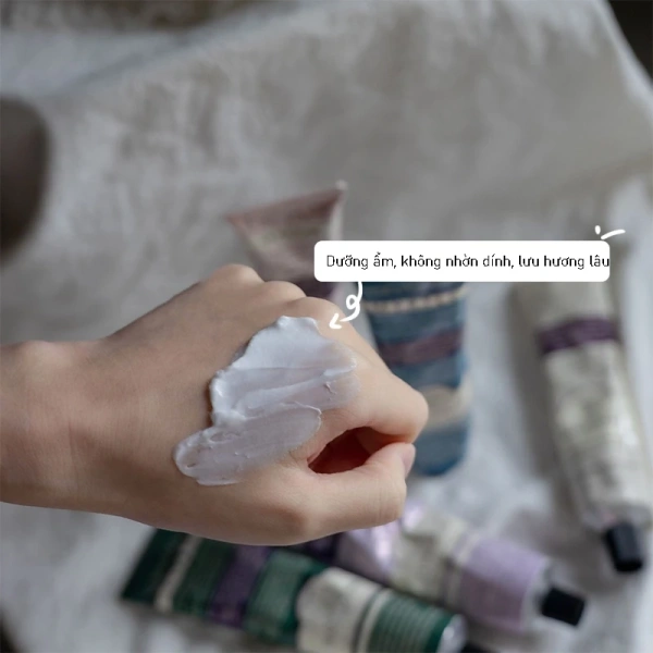 Thêm một mẹo nhỏ: nếu muốn tăng hiệu quả làm sáng da, bạn có thể kết hợp kem với một lớp serum vitamin C nhẹ, thoa trước khi dùng kem dưỡng để các thành phần “chiếu sáng” có thời gian tiếp xúc lâu hơn. (Ảnh 4)