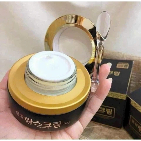 Mặc dù serum thường chứa nồng độ hoạt chất cao hơn, kem dưỡng lại có lợi thế trong việc giữ ẩm lâu dài và tạo lớp bảo vệ da. (Ảnh 2)