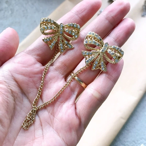 Kẹp áo đôi: Khi vẻ ngoài gọn gàng lại mang lại cảm giác chặt chẽ không ngờ - Ảnh 1