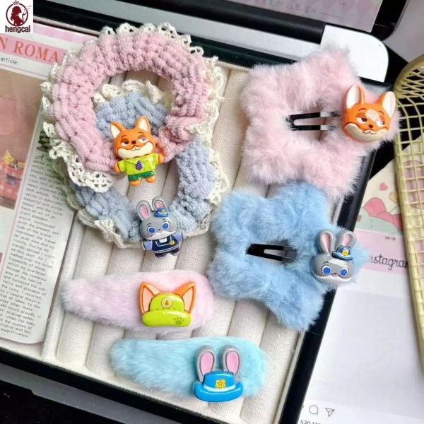 Một trong những mẫu kẹp đang được giới trẻ và phụ huynh quan tâm hiện nay là Kẹp tóc Judy Nick Zootopia - Phụ kiện tóc hoạt hình sang trọng dành cho bé gái. (Ảnh 2)