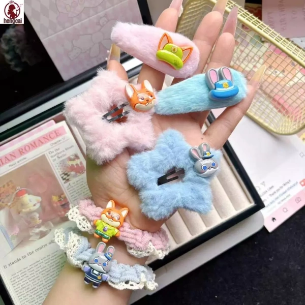 Một trong những mẫu kẹp đang được giới trẻ và phụ huynh quan tâm hiện nay là Kẹp tóc Judy Nick Zootopia - Phụ kiện tóc hoạt hình sang trọng dành cho bé gái. (Ảnh 3)
