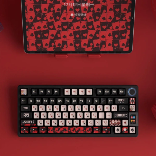 Khái niệm “trong suốt” trong keycap không phải là nhựa trong suốt thuần túy, mà là một lớp tint hoặc phản quang được pha trộn trong chất nền PBT, cho phép ánh sáng LED của bàn phím tỏa qua và tạo nên hiệu ứng “glow”. (Ảnh 2)