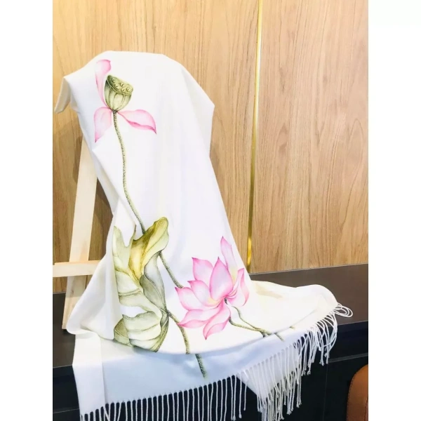 Khăn choàng cashmere họa tiết hoa sen: Khi vẻ đẹp truyền thống gặp ấm áp bất ngờ - Ảnh 3 Khăn choàng cashmere họa tiết hoa sen: Khi vẻ đẹp truyền thống gặp ấm áp bất ngờ - Ảnh 3