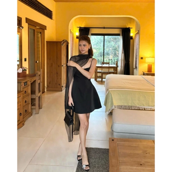 Một trong những khó khăn phổ biến khi mang khăn choàng tơ là việc kết hợp màu sắc. (Ảnh 3) Một trong những khó khăn phổ biến khi mang khăn choàng tơ là việc kết hợp màu sắc. (Ảnh 3)