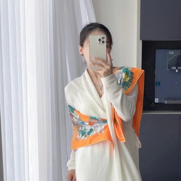 Trong thị trường hiện nay, Khăn Lụa Vuông 90x90cm Bandana – Khăn Vuông Lụa 90x90 Turban Cuốn Bikini LOẠI ĐẸP nổi lên như một “đầu bếp” của chất lượng. (Ảnh 5) Trong thị trường hiện nay, Khăn Lụa Vuông 90x90cm Bandana – Khăn Vuông Lụa 90x90 Turban Cuốn Bikini LOẠI ĐẸP nổi lên như một “đầu bếp” của chất lượng. (Ảnh 5)