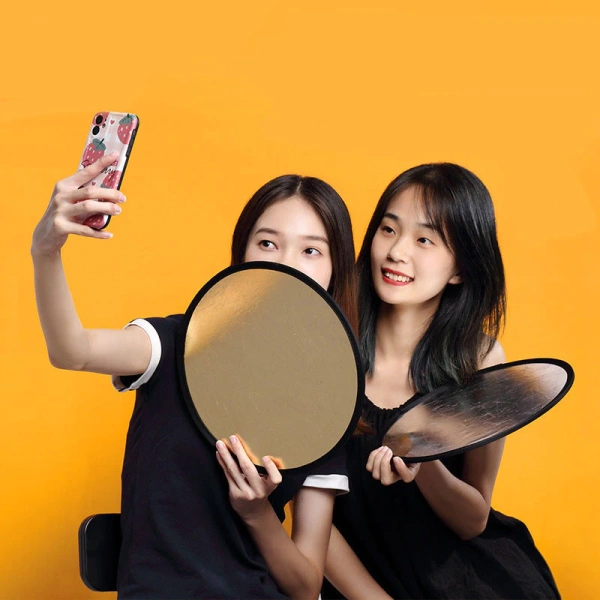 Khi ánh sáng môi trường thay đổi, tấm hắt sáng tròn dễ gây bóng lệch không ngờ trong các buổi chụp ảnh chuyên nghiệp. - Ảnh 1 Khi ánh sáng môi trường thay đổi, tấm hắt sáng tròn dễ gây bóng lệch không ngờ trong các buổi chụp ảnh chuyên nghiệp. - Ảnh 1