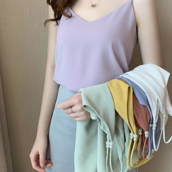 Chất liệu mỏng nhẹ là ưu điểm lớn của áo hai dây vintage vì mang lại cảm giác thoáng mát, nhưng cũng chính là “kẻ thù” của độ bám form. (Ảnh 2)