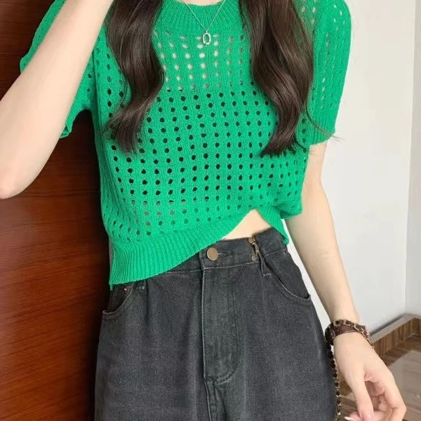 Áo lưới, dù được chế tác từ những sợi vải mỏng nhẹ, thường tạo ra một lớp “vải khí” trên da. (Ảnh 2) Áo lưới, dù được chế tác từ những sợi vải mỏng nhẹ, thường tạo ra một lớp “vải khí” trên da. (Ảnh 2)