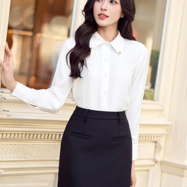 Cổ đức là một trong những kiểu cổ cổ điển nhất trong đồng phục công sở, tạo cảm giác thanh lịch, gọn gàng. (Ảnh 2)