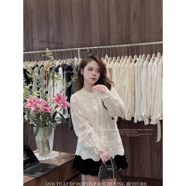 Vậy một quy trình bảo quản nhẹ nhàng, thoáng khí, và ủi ở nhiệt độ vừa phải là cách giữ form áo luôn “ngon”. (Ảnh 3)