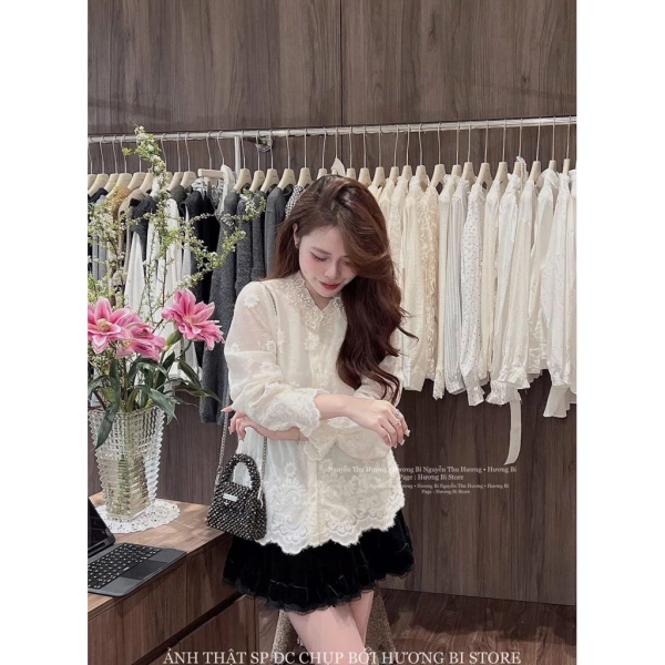 Trong số những lựa chọn hiện nay, một mẫu áo đáng chú ý là Áo sơmi thêu hoa dài tay hàng qcccc đang được bán trên PL Clothing với giá ưu đãi 400.000 VNĐ (giá gốc 504.000 VNĐ). (Ảnh 4)