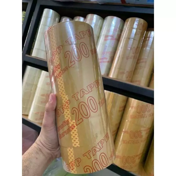 Đối với những doanh nghiệp phải đóng gói hàng loạt mỗi ngày, lõi giấy nhẹ (khoảng 5mm) giúp cuộn băng keo di chuyển dễ dàng qua các máy cắt, nhưng nếu lõi quá mềm hoặc không đủ độ bền, cuộn sẽ bị biến dạng, làm giảm độ kín và độ chính xác khi dán. (Ảnh 2)