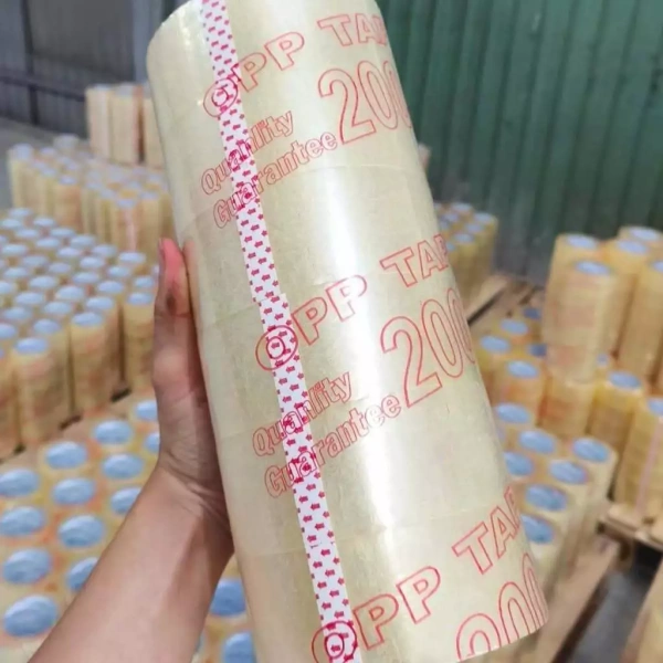 Keo acrylic, mặc dù được ca ngợi vì khả năng bám dính cao trên nhiều bề mặt, vẫn có giới hạn khi gặp nhiệt độ và độ ẩm quá cao. (Ảnh 3)