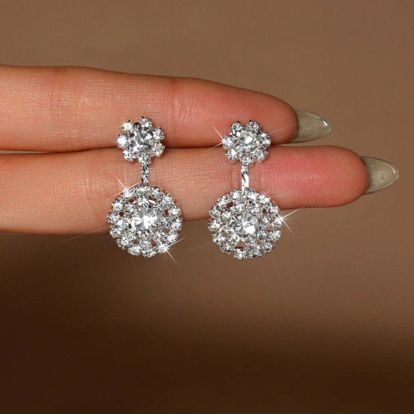Lỗ tai nếu có dấu hiệu sưng đỏ, chảy dịch hoặc đau kéo dài, bạn nên tạm thời ngưng đeo bông tai và để da được hồi phục. (Ảnh 5)