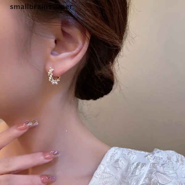 Trong môi trường làm việc, việc duy trì vẻ ngoài chuyên nghiệp và đồng thời thể hiện cá tính cá nhân là thách thức lớn. (Ảnh 2) Trong môi trường làm việc, việc duy trì vẻ ngoài chuyên nghiệp và đồng thời thể hiện cá tính cá nhân là thách thức lớn. (Ảnh 2)