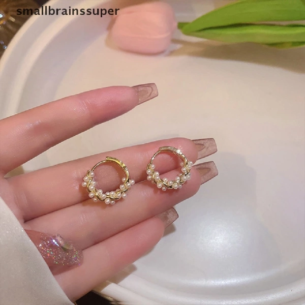 Đối với những buổi tiệc cocktail hoặc lễ kỷ niệm, nhiều người nghĩ rằng cần những phụ kiện lấp lánh bằng kim cương hoặc đá quý. (Ảnh 3) Đối với những buổi tiệc cocktail hoặc lễ kỷ niệm, nhiều người nghĩ rằng cần những phụ kiện lấp lánh bằng kim cương hoặc đá quý. (Ảnh 3)