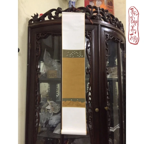 Khi bố trí tranh lụa bạch hạc, hãy cân nhắc việc thêm các món vật trang trí nhẹ như lọ hoa sứ trắng, đồng hồ treo tường cổ điển hoặc bình gỗ tráng sơn tự nhiên. (Ảnh 3)