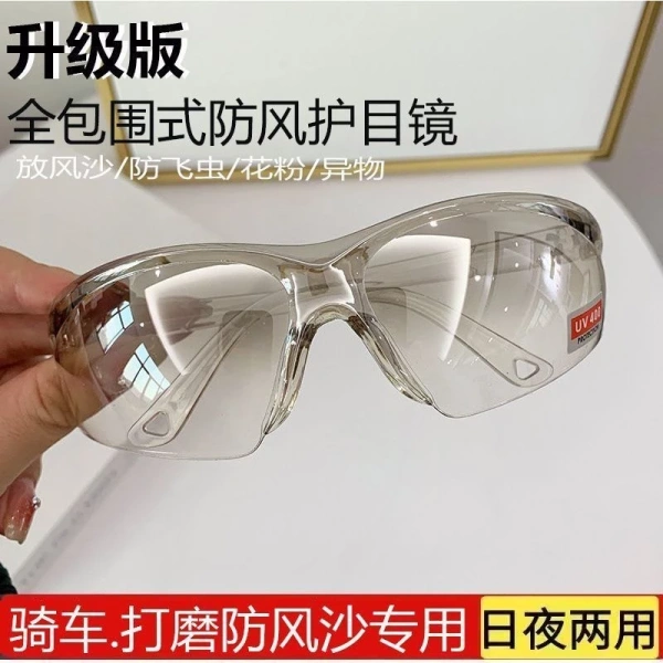 Khi bụi cát và gió mạnh thổi vào, khe hở nhẹ của kính bảo hộ khiến mắt không còn được bảo vệ hết mức. - Ảnh 1 Khi bụi cát và gió mạnh thổi vào, khe hở nhẹ của kính bảo hộ khiến mắt không còn được bảo vệ hết mức. - Ảnh 1