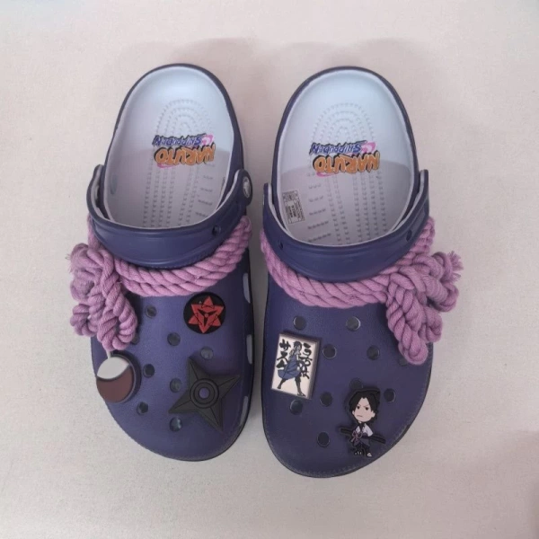 Jibbitz, ban đầu chỉ là những mảnh nhựa nhỏ dành cho Giày Crocs, ra đời vào năm 2002 tại Mỹ. (Ảnh 2) Jibbitz, ban đầu chỉ là những mảnh nhựa nhỏ dành cho Giày Crocs, ra đời vào năm 2002 tại Mỹ. (Ảnh 2)