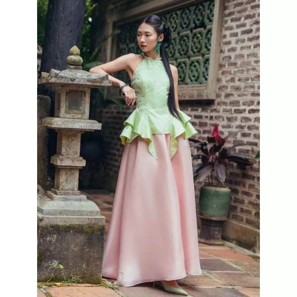 Chân váy xòe phồng voan mờ là một “bảng màu trống” đa năng, cho phép bạn sáng tạo nhiều phong cách khác nhau tùy vào từng hoạt động trong ngày Tết. (Ảnh 3)