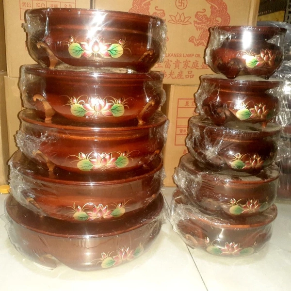 Thay vì đặt tất cả đồ thờ cúng một cách ngẫu nhiên, hãy sử dụng đế gỗ như một “nơi trung tâm” để sắp xếp các vật dụng theo nguyên tắc thẩm mỹ và năng lượng. (Ảnh 2) Thay vì đặt tất cả đồ thờ cúng một cách ngẫu nhiên, hãy sử dụng đế gỗ như một “nơi trung tâm” để sắp xếp các vật dụng theo nguyên tắc thẩm mỹ và năng lượng. (Ảnh 2)
