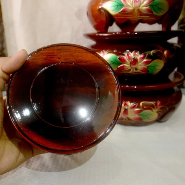 Khi chiếc đế gỗ khắc hoa sen biến không gian thờ cúng thành góc thư giãn bất ngờ - Ảnh 3 Khi chiếc đế gỗ khắc hoa sen biến không gian thờ cúng thành góc thư giãn bất ngờ - Ảnh 3