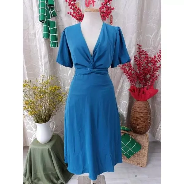 Khi đầm cổ V buộc dây eo size L gây bất ngờ về độ thoải mái sau một ngày dài - Ảnh 1 Khi đầm cổ V buộc dây eo size L gây bất ngờ về độ thoải mái sau một ngày dài - Ảnh 1