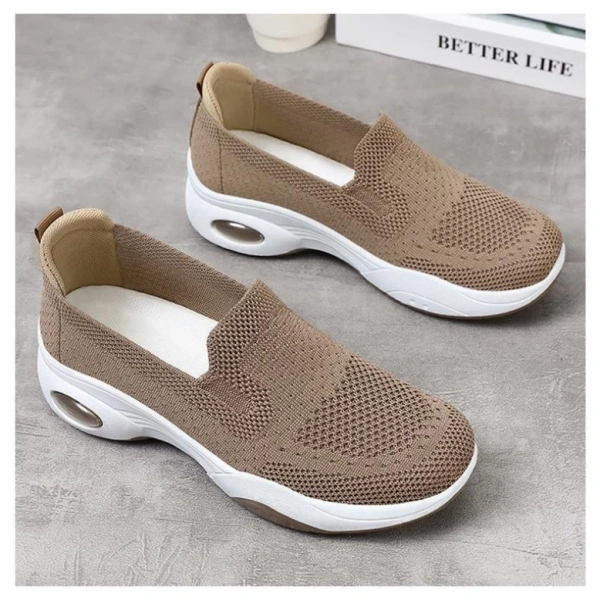 Mặc dù giày thuyền đang là xu hướng “mix & match” trong tủ đồ của nhiều phụ nữ, nhưng so sánh với một số mẫu giày có tính năng an toàn chuyên biệt sẽ giúp bạn có quyết định sáng suốt hơn. (Ảnh 2)