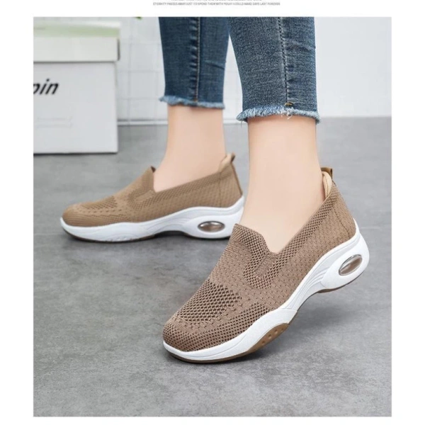 Một lựa chọn đang được nhiều người quan tâm hiện nay là Giày Thuyền Nữ Không Dây Chống Trơn Trượt, Đế Cao Thoáng Khí Thoải Mãi và An Toàn Cho Chân. (Ảnh 4)