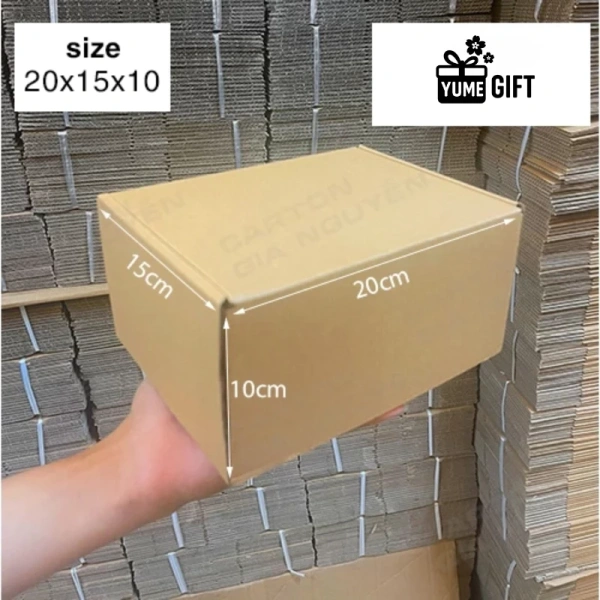 Khi hộp nắp gài siêu cứng buộc người đóng gói phải tính toán lại cách sắp xếp quần áo và mỹ phẩm. - Ảnh 1 Khi hộp nắp gài siêu cứng buộc người đóng gói phải tính toán lại cách sắp xếp quần áo và mỹ phẩm. - Ảnh 1