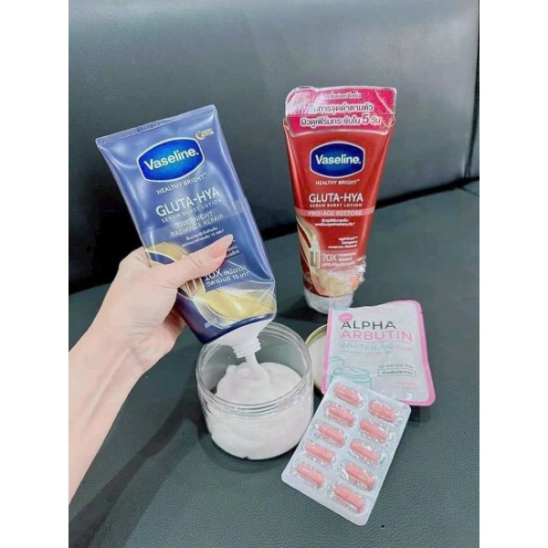 Việc tích hợp alpha arbutin trong kem dưỡng thể giúp hỗ trợ quá trình làm giảm sự hình thành melanin trên toàn bộ cơ thể, đồng thời Vaseline tạo một lớp màng bảo vệ giữ ẩm, ngăn ngừa mất nước và làm da mềm mịn hơn. (Ảnh 4)