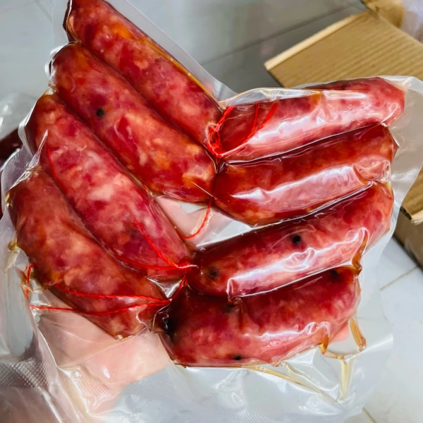 Thị trường hiện nay đầy ắp các loại lạp xưởng, từ các thương hiệu lớn đến các nhà sản xuất địa phương. (Ảnh 3)