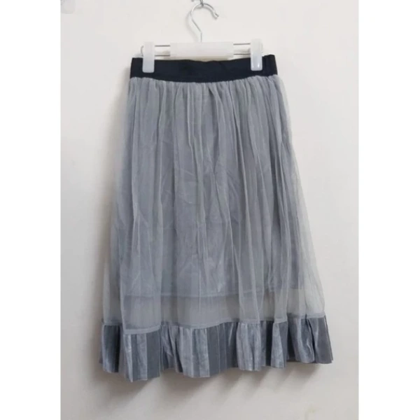 Đối với các bậc phụ huynh muốn mua váy ren lưới có lớp lót nhung, việc lựa chọn kích thước và điều chỉnh sao cho phù hợp là rất cần thiết. (Ảnh 3)