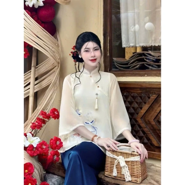 Một mẫu set áo lễ đang được nhiều chị em quan tâm hiện nay là Set bộ lam nữ áo tay lửng cổ trụ ren thêu hoa lạc 2 lớp cao cấp đính ngọc bội phối quần dài suông rộng. (Ảnh 5)