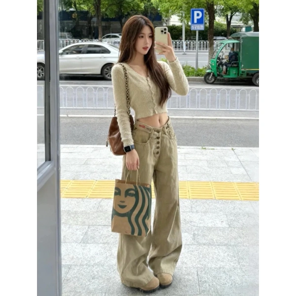 Với thời tiết thu‑đông, hãy lựa chọn leggings đen hoặc áo dài dáng ôm dưới quần để giữ ấm mà không làm mất dáng thon gọn của cạp cao. (Ảnh 4) Với thời tiết thu‑đông, hãy lựa chọn leggings đen hoặc áo dài dáng ôm dưới quần để giữ ấm mà không làm mất dáng thon gọn của cạp cao. (Ảnh 4)