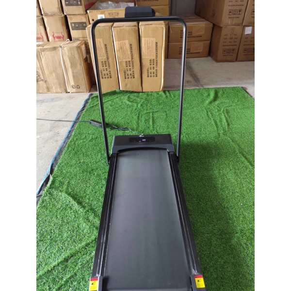 Hầu hết máy chạy bộ mini đều tích hợp các chức năng đo thời gian, khoảng cách, calories tiêu thụ và tốc độ. (Ảnh 4)