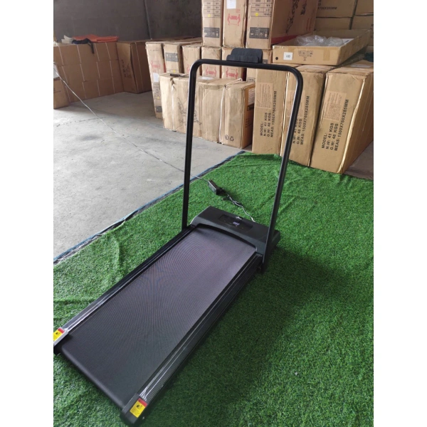 Osaky C1 (có tay cầm) và C2 (không tay cầm) là hai mẫu máy chạy bộ mini được thiết kế hướng tới người dùng sống trong không gian chật hẹp. (Ảnh 5)